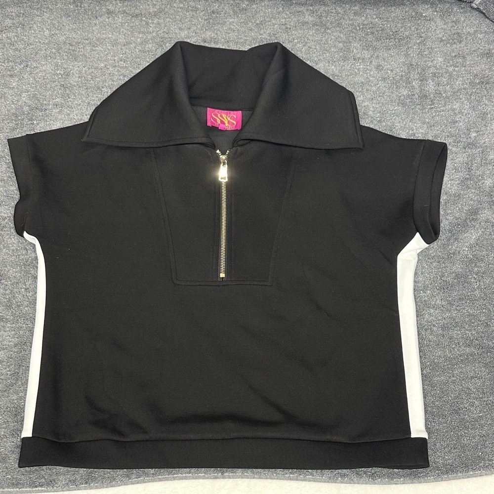 Elegant Black and White Zip-Up Women's Tunic